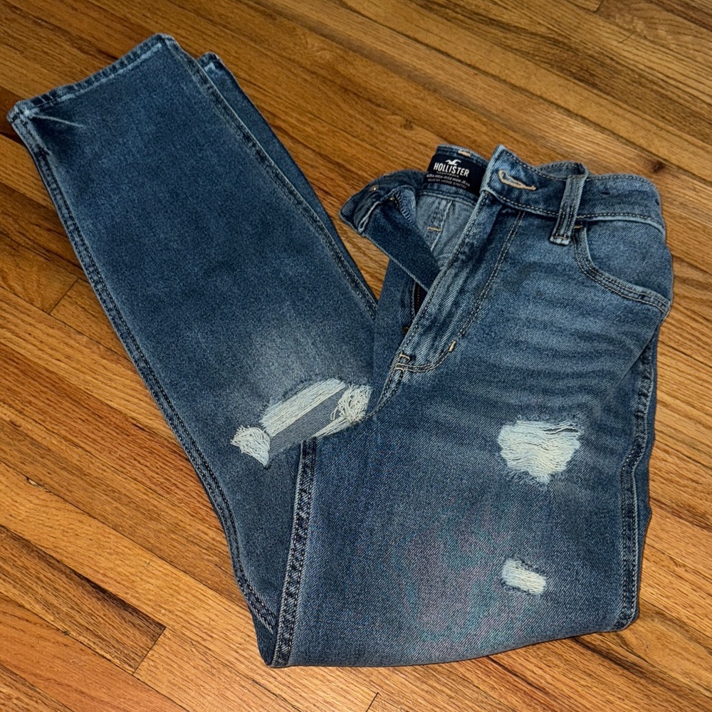Hollister Ripped Denim Ultra High-Rise Mom Jean - Picture 1 of 3